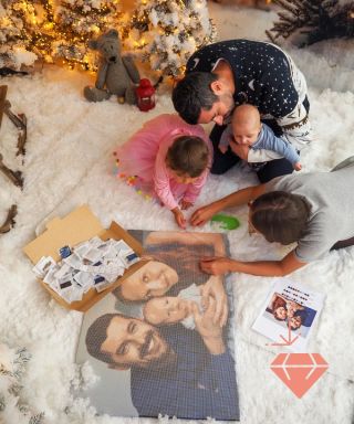 Descubre la pintura de diamantes en familia! Una familia disfruta del amor y la felicidad pintando con diamantes juntos....