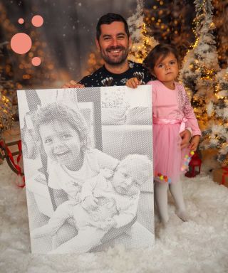 Cuando el arte se encuentra con la realidad. ✨ Un cuadro de puntillismo con dos niños, y junto a él el papá y la hija....