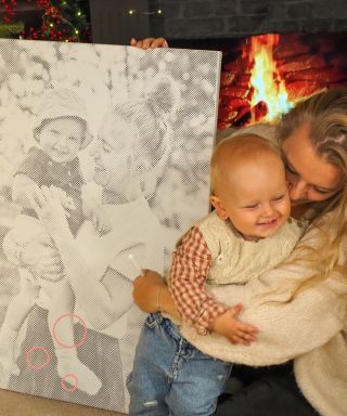 Momentos navideños llenos de calma. ✨ Mamá e hija puntillan su cuadro navideño junto al árbol. Creatividad simple que une...