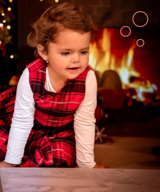 La magia del puntillismo a través de los ojos de una niña. ✨ Una niña descubre su cuadro de puntillismo. Creatividad...