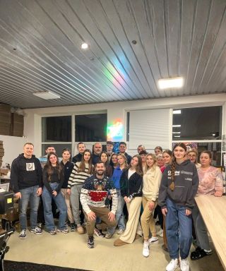 Gracias por una temporada navideña mágica. 🎄✨ Detrás de cada obra que habéis pedido este año está este equipo. ❤️ Durante...